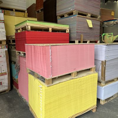 Carta di stampa offset senza legno a colori con materiale di rivestimento PE Ordine personalizzato accettato