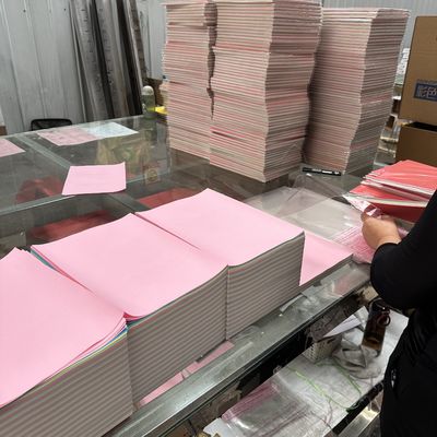 Carta di stampa offset senza legno a colori con materiale di rivestimento PE Ordine personalizzato accettato