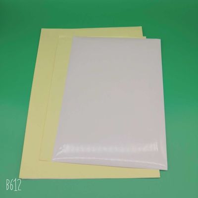 Rollo di carta adesiva autoadesiva lucida a misura personalizzata con tecnologia anti-curl