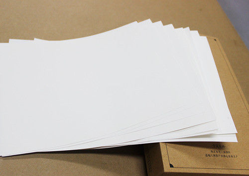 Ordine su misura Carta di stampa offset senza legno di colore cremoso non rivestito 55 ggsm 60 ggsm 70 ggsm 80 ggsm