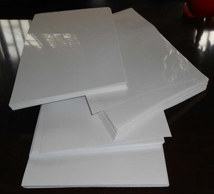 Ordine su misura Carta di stampa offset senza legno di colore cremoso non rivestito 55 ggsm 60 ggsm 70 ggsm 80 ggsm