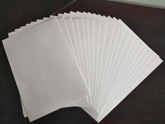 Carta di cartone rivestito di 700*1000 mm Prodotta con pasta di legno riciclata per imballaggi