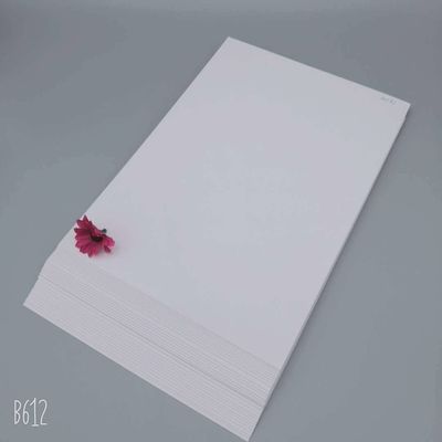 Carta d'avorio rivestita da un lato di polpa bianca vergine per soluzioni di imballaggio in carta da mulino